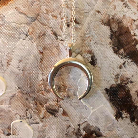 🌙 Crescent Moon Necklace Faux Gold or Silver - Picture 4 of 8